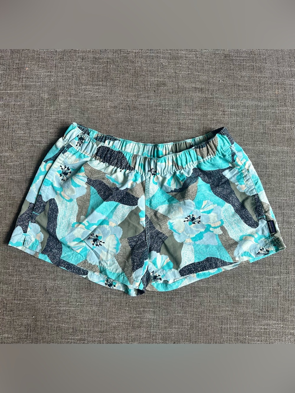 Patagonia Barely Baggies- 2 1/2" Shorts - Women's Small - Picture 2 of 8